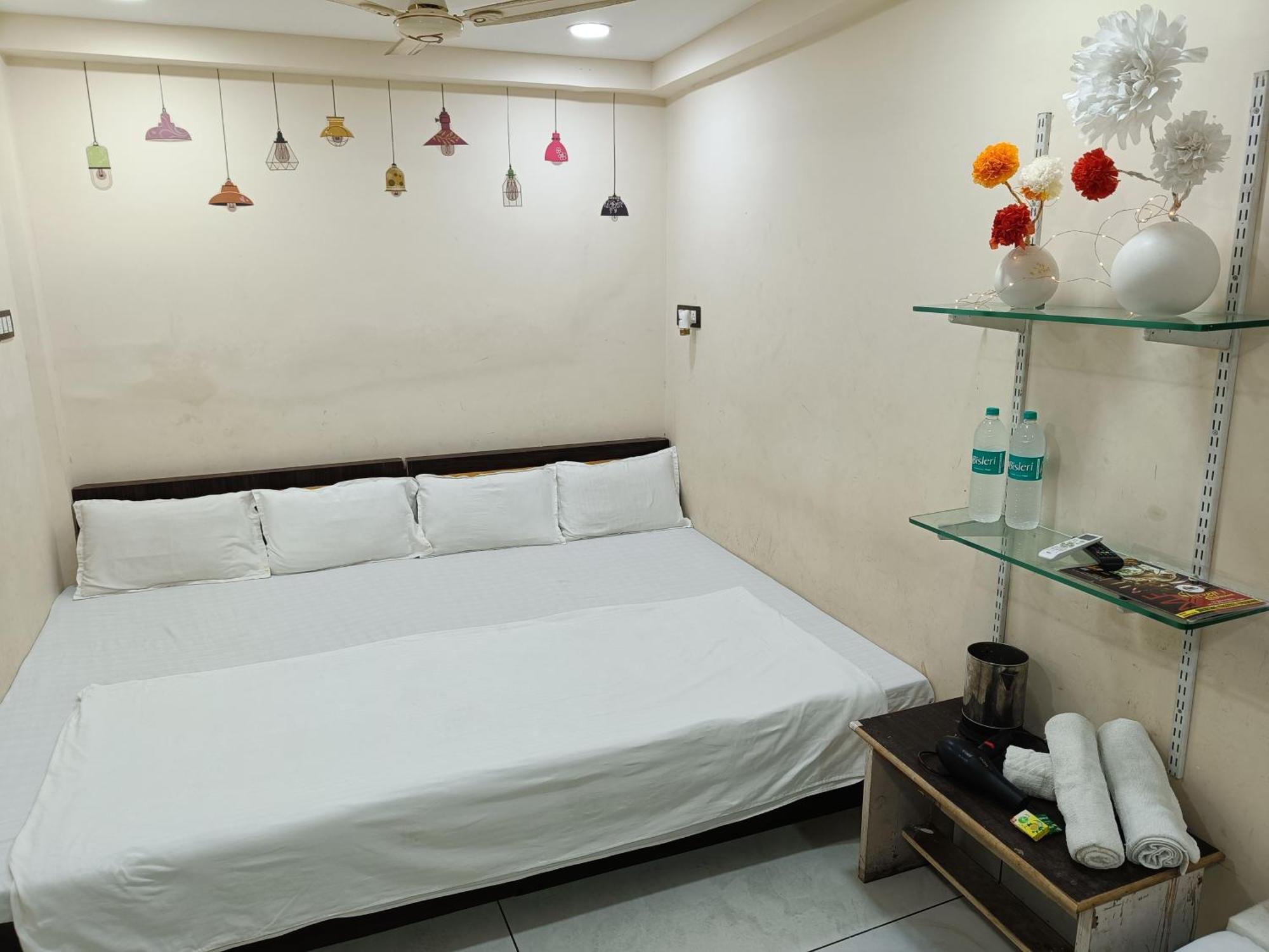 Hotel S Tower Ujjain Esterno foto
