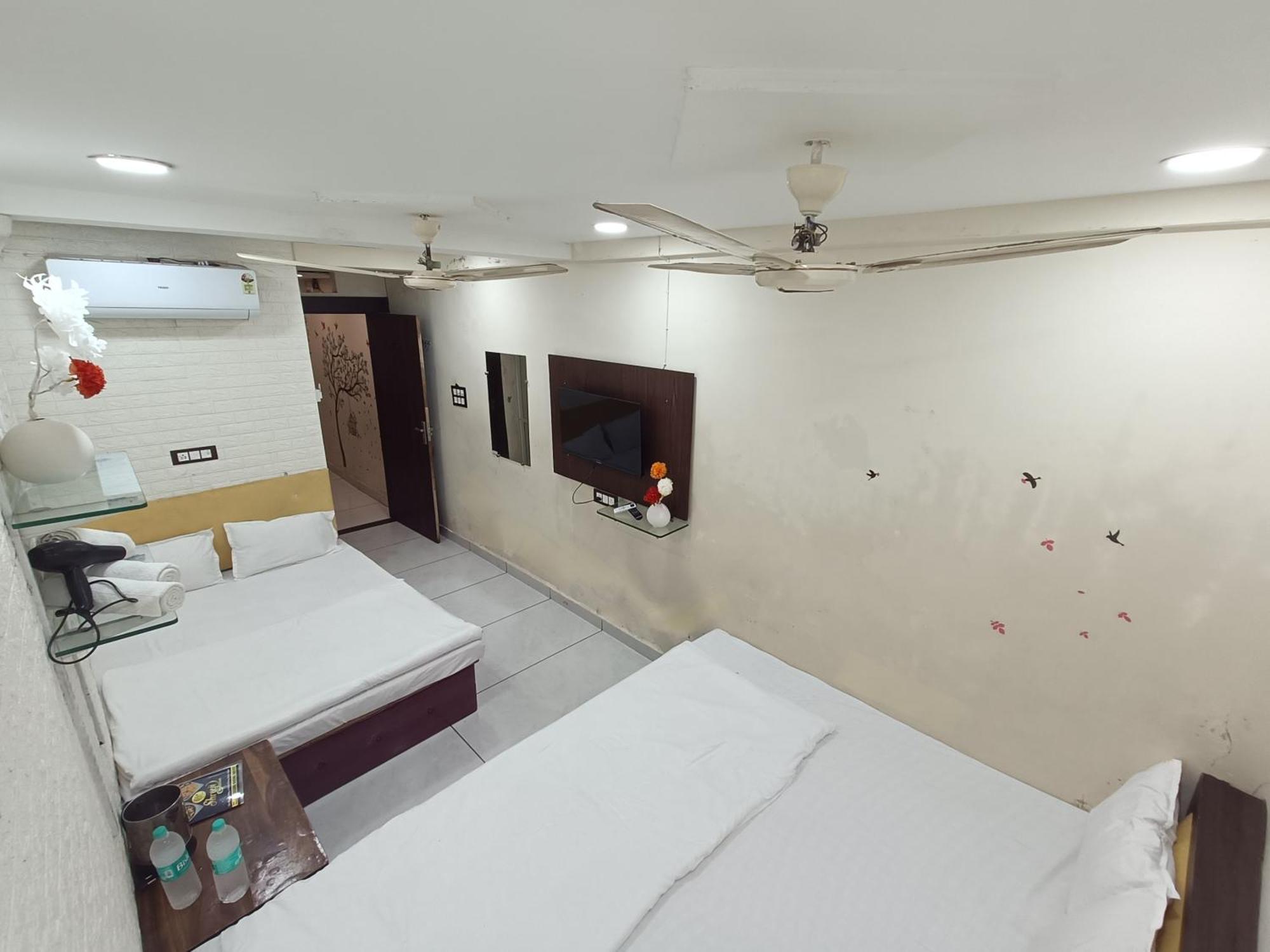 Hotel S Tower Ujjain Esterno foto