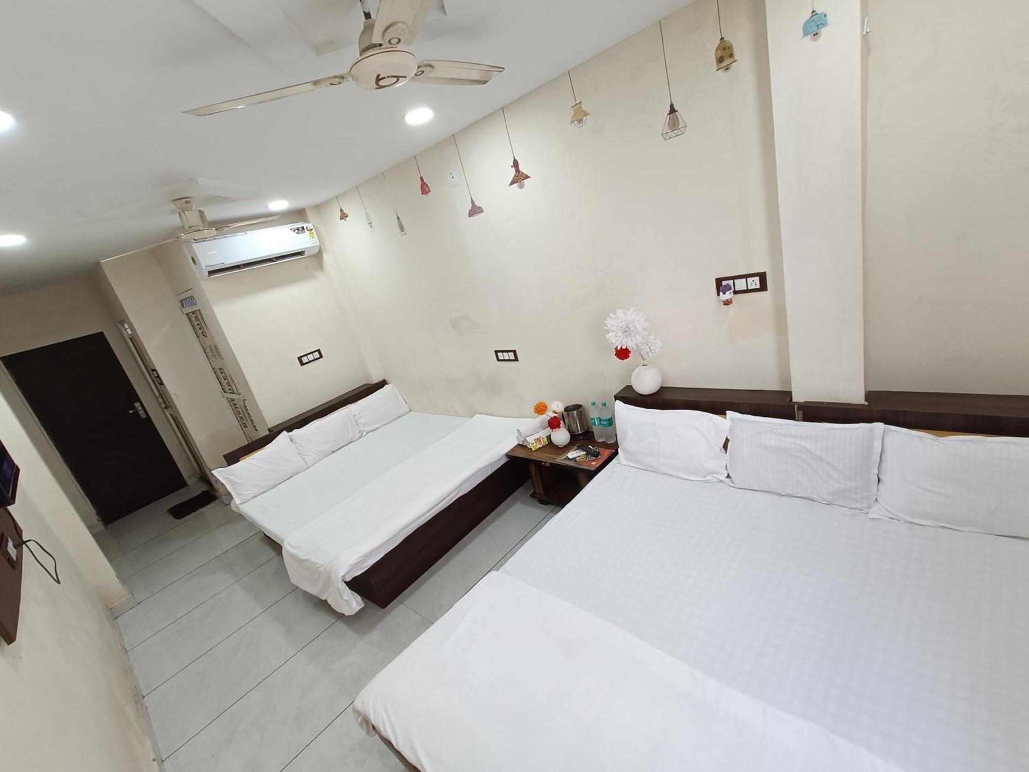 Hotel S Tower Ujjain Esterno foto