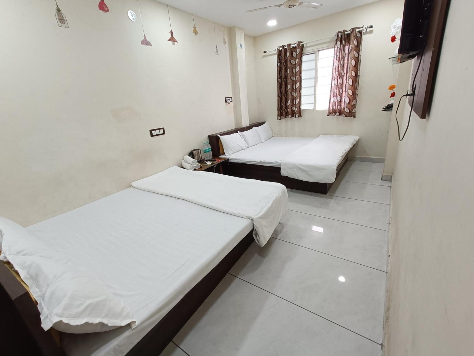 Hotel S Tower Ujjain Esterno foto