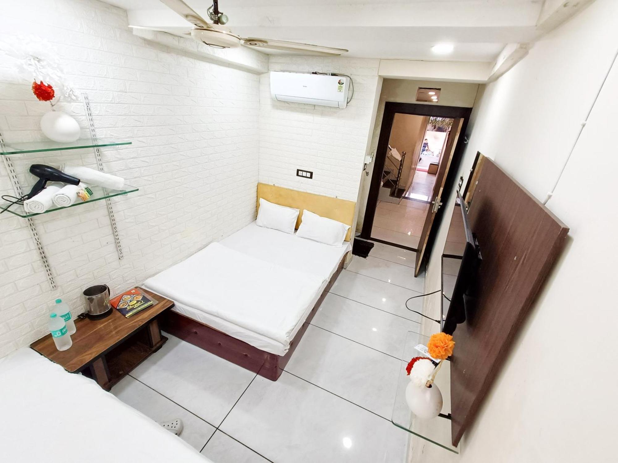 Hotel S Tower Ujjain Esterno foto