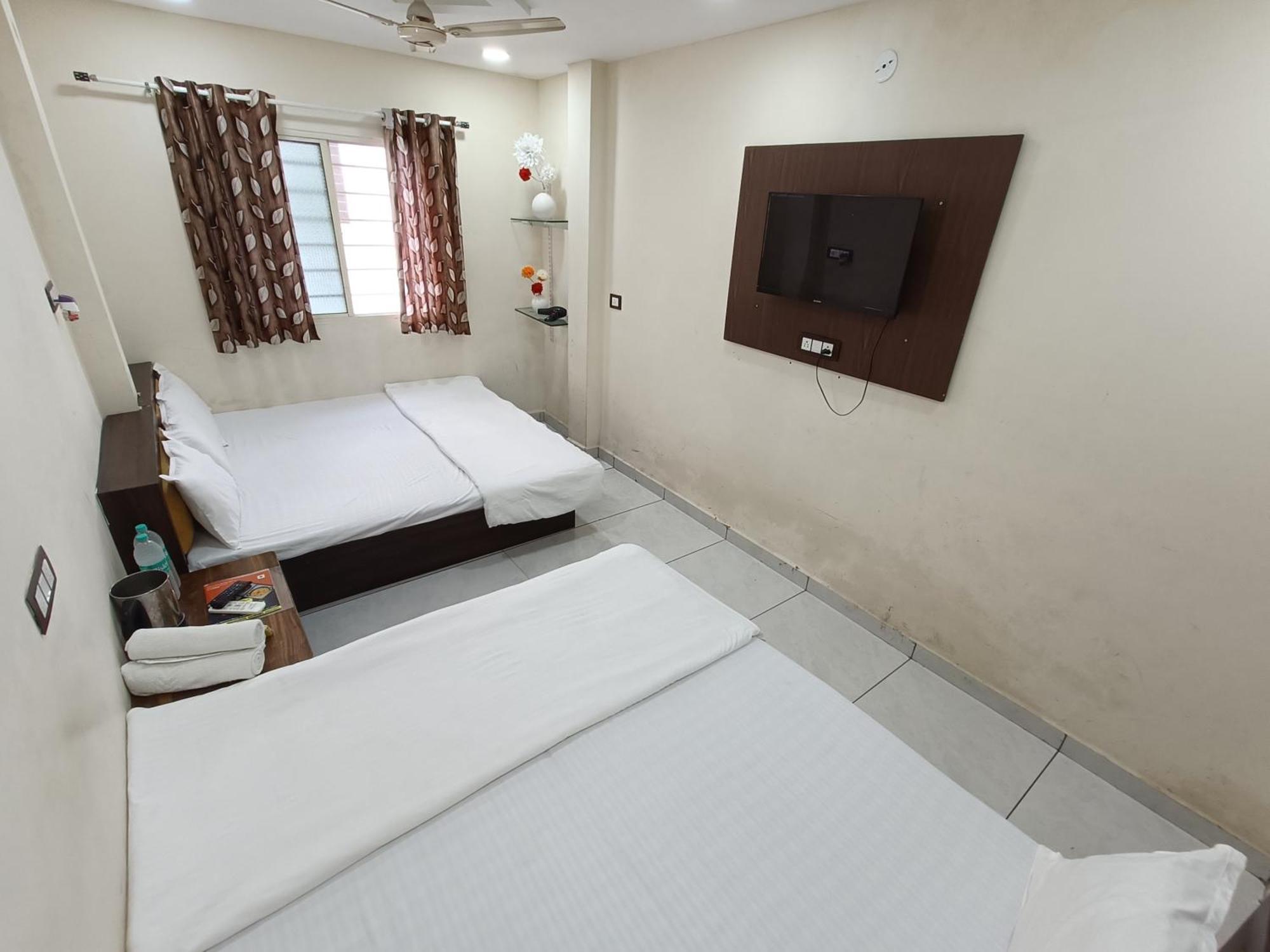Hotel S Tower Ujjain Esterno foto