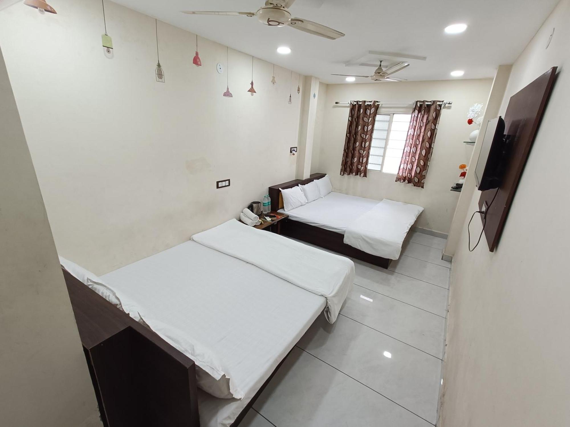 Hotel S Tower Ujjain Esterno foto