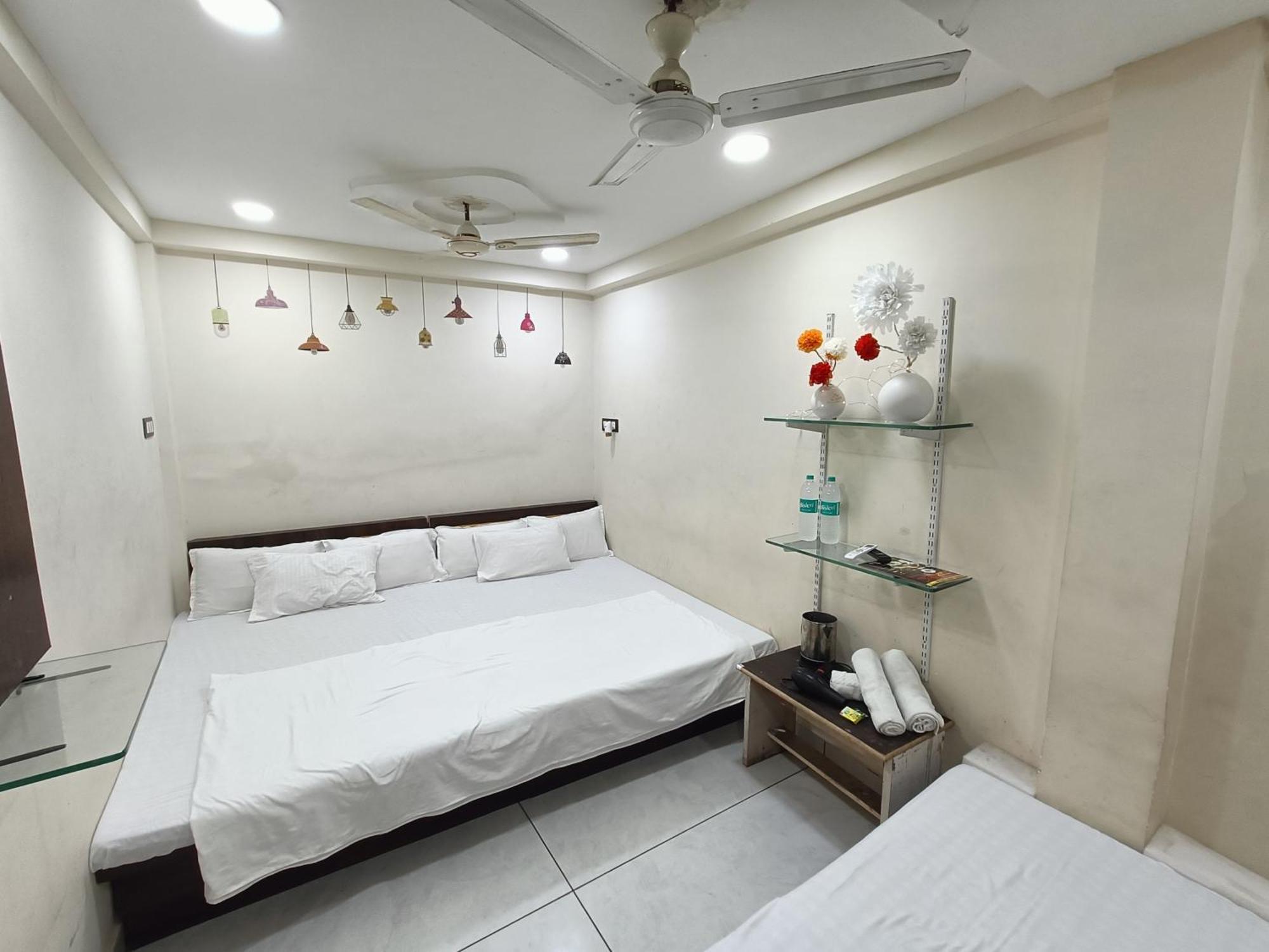 Hotel S Tower Ujjain Esterno foto