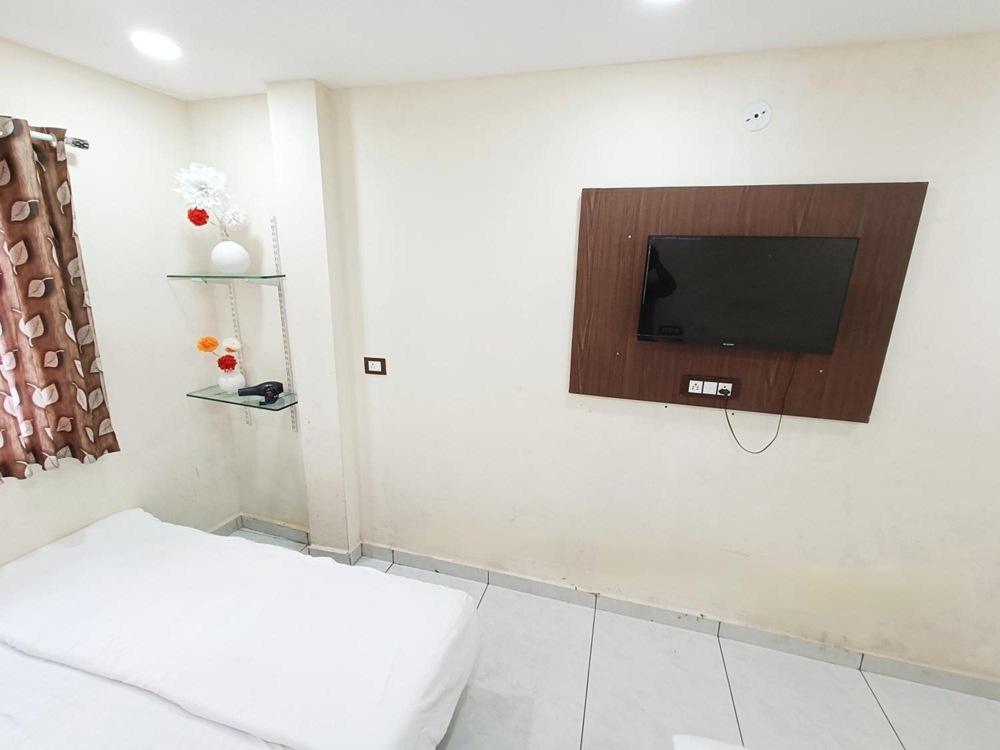 Hotel S Tower Ujjain Esterno foto