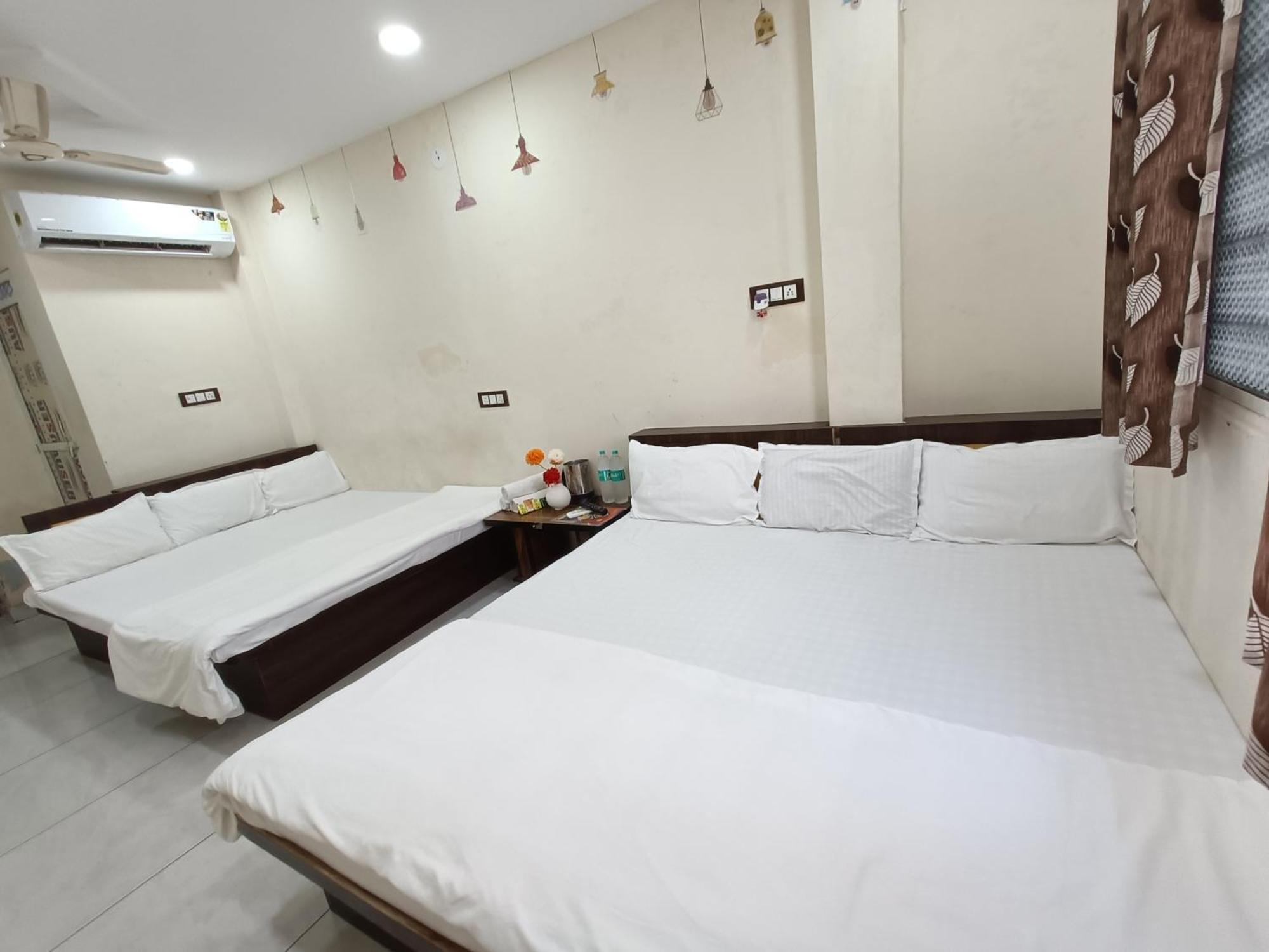 Hotel S Tower Ujjain Esterno foto
