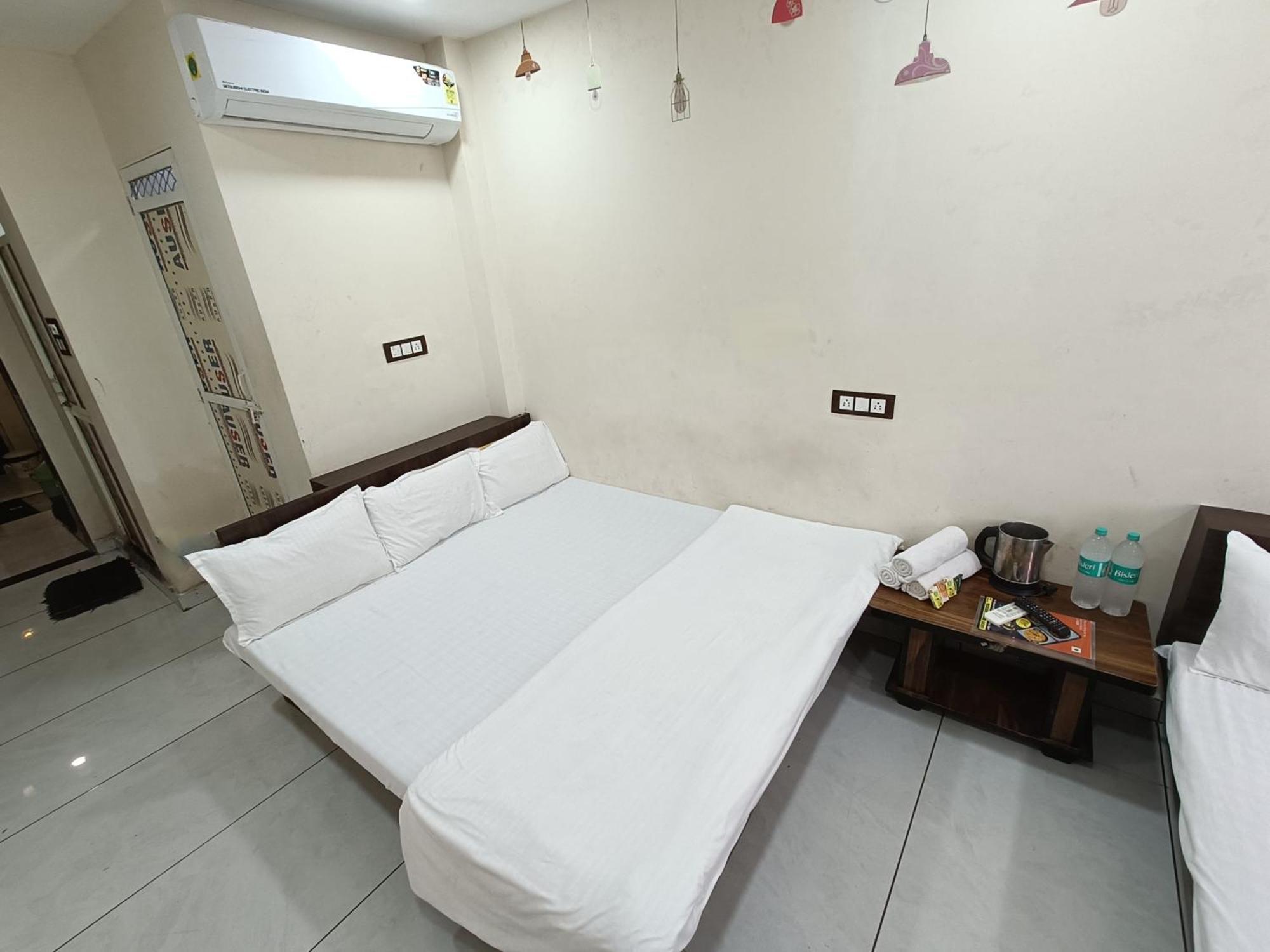 Hotel S Tower Ujjain Esterno foto