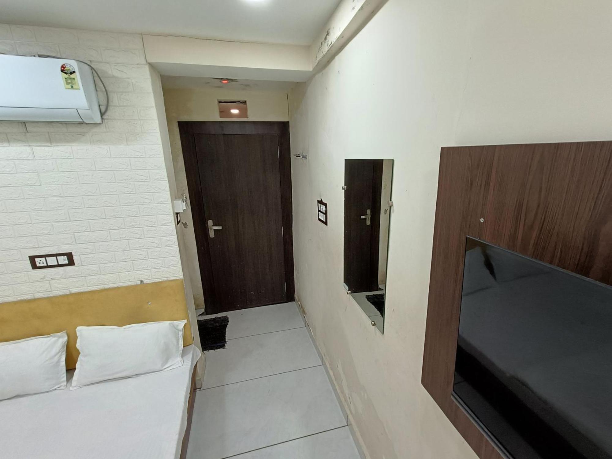 Hotel S Tower Ujjain Esterno foto