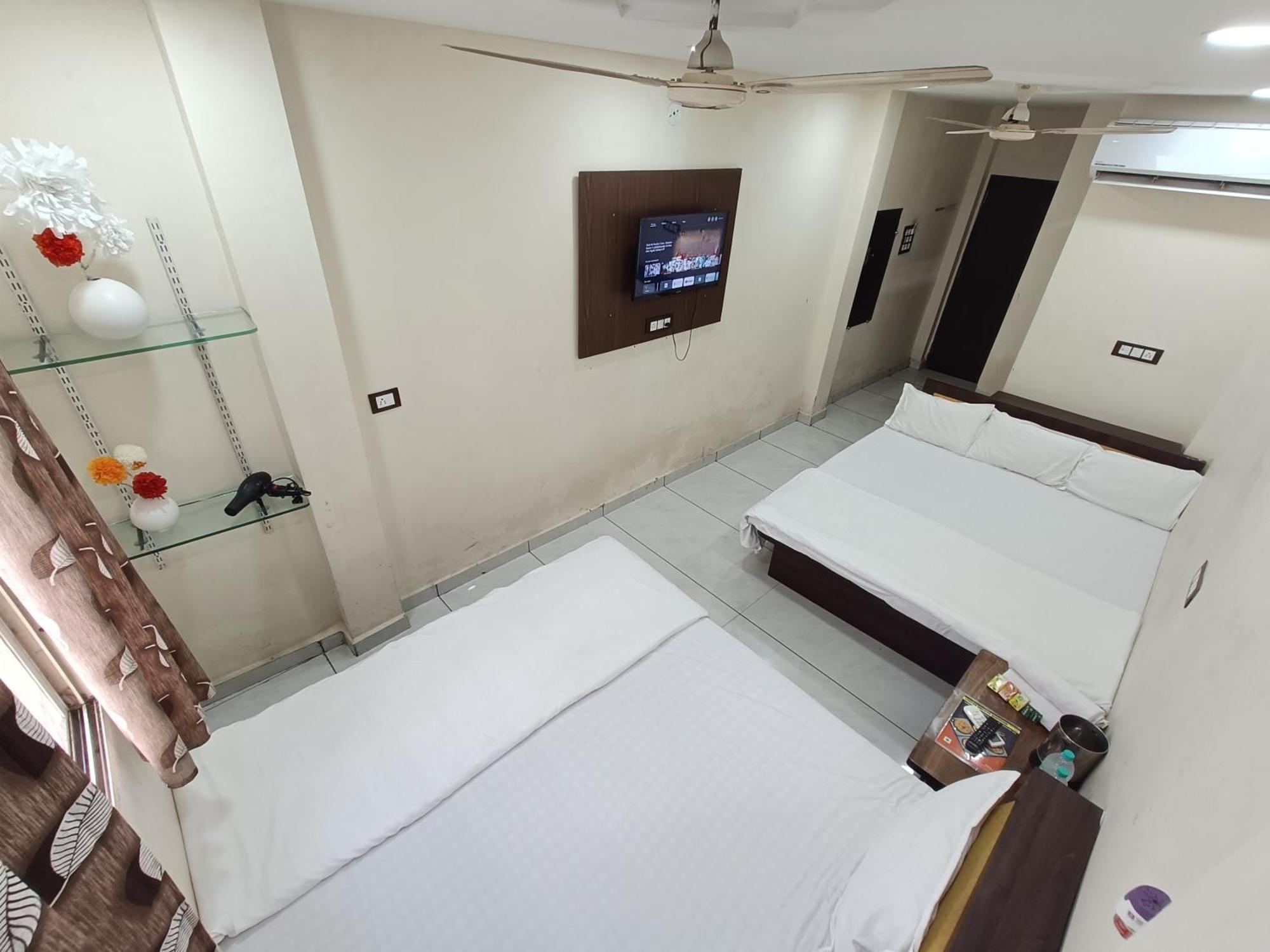 Hotel S Tower Ujjain Esterno foto