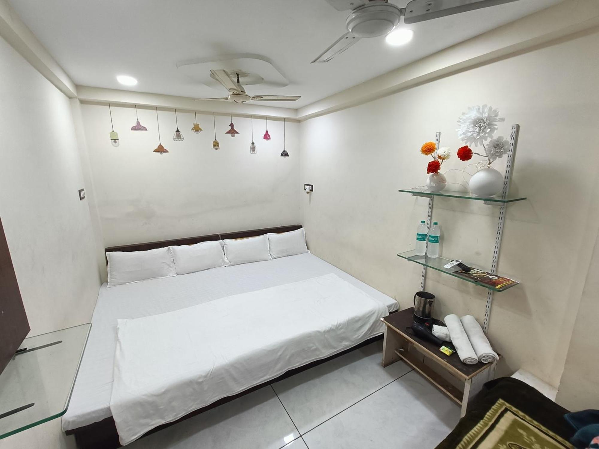 Hotel S Tower Ujjain Esterno foto