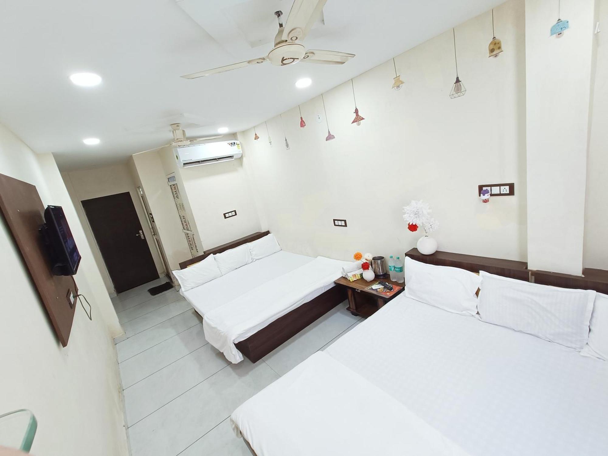 Hotel S Tower Ujjain Esterno foto