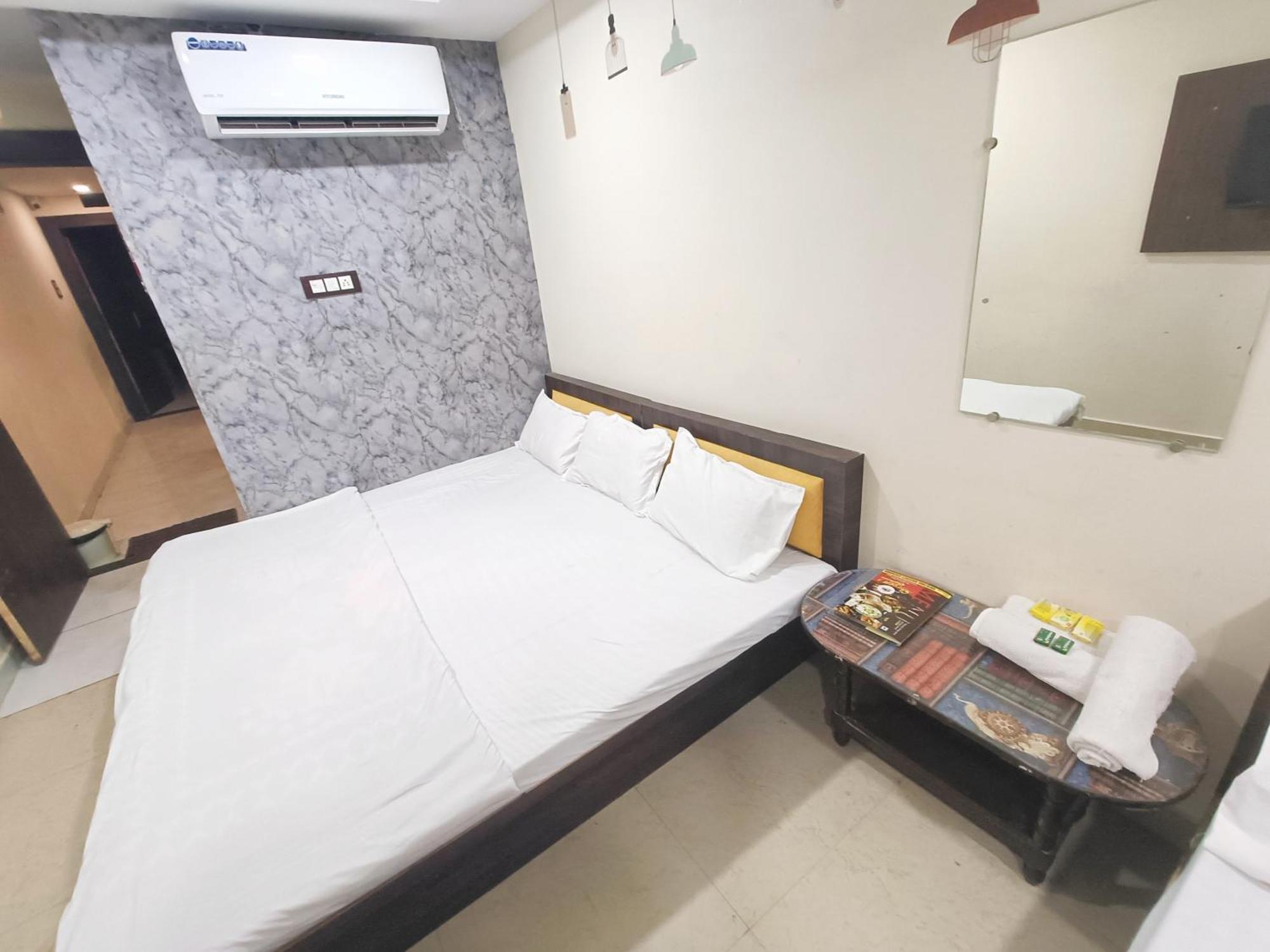 Hotel S Tower Ujjain Esterno foto
