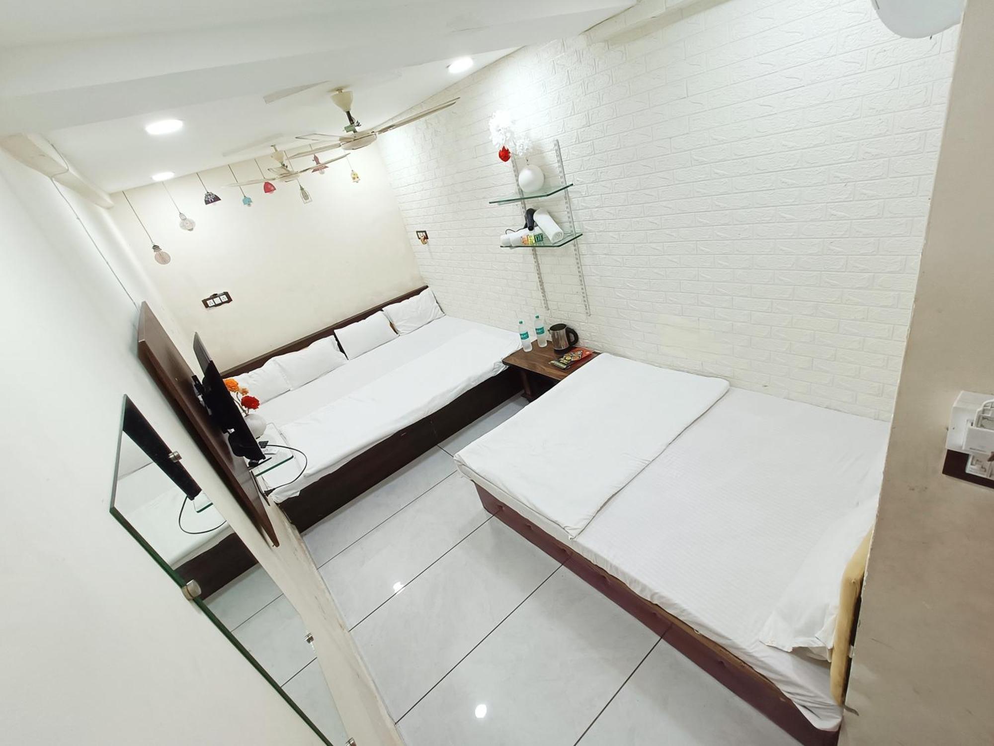 Hotel S Tower Ujjain Esterno foto